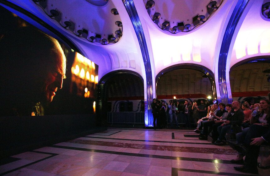 Новую серию "Игры престолов" показали в столичном метро 10 фото