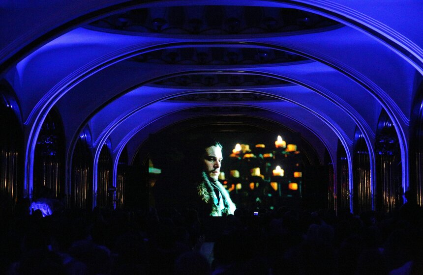 Новую серию "Игры престолов" показали в столичном метро 13 фото