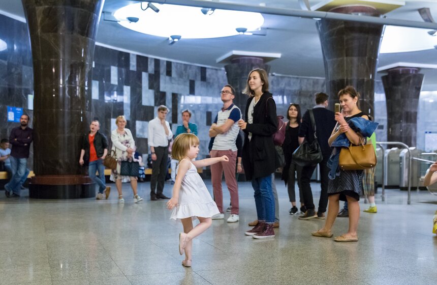 Поэтические чтения прошли на станции метро "Маяковская" 13 фото