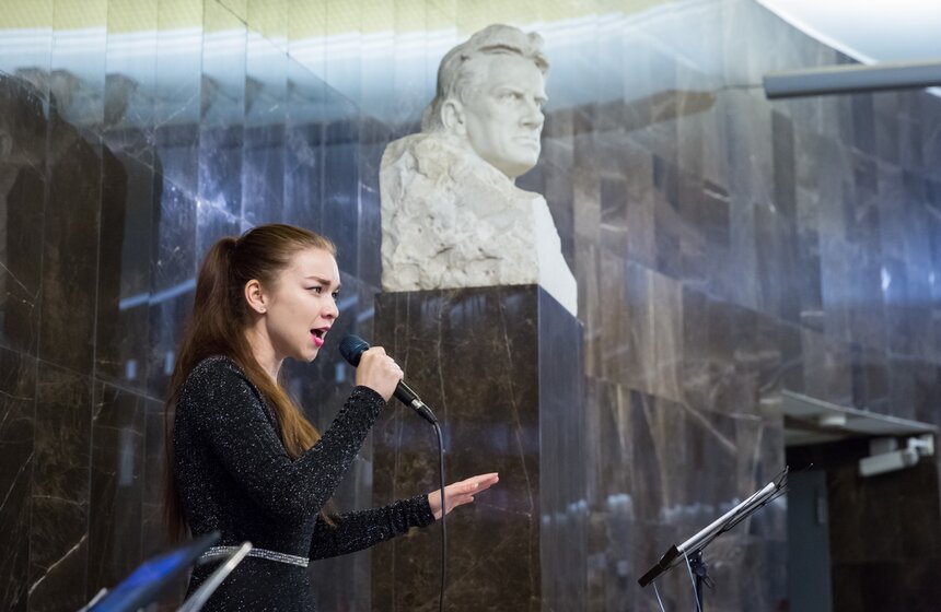 Поэтические чтения прошли на станции метро "Маяковская" 2 фото