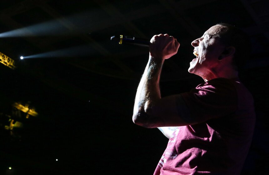 Вокалист группы Linkin Park Честер Беннингтон во время выступления в СК "Олимпийский". 2015 год. Фото: ТАСС/Вячеслав Прокофьев