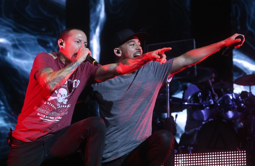 Участники группы Linkin Park Честер Беннингтон и Майк Шинода (слева направо) во время выступления в СК "Олимпийский". 2015 год. Фото: ТАСС/Вячеслав Прокофьев