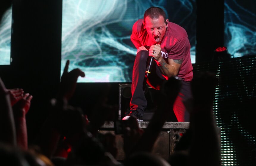 Вокалист группы Linkin Park Честер Беннингтон во время выступления в СК "Олимпийский". 2015 год. Фото: ТАСС/Вячеслав Прокофьев