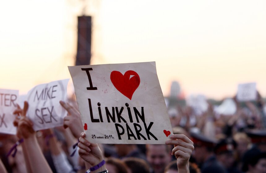 Зрители во время выступления группы Linkin Park на международном фестивале рок-музыки Maxidrom 2012 на аэродроме "Тушино". Фото: ТАСС/Нина Бурмистрова