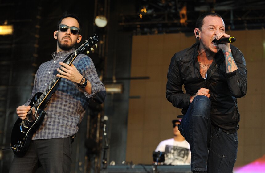 Участники группы Linkin Park Майк Шинода и Честер Беннингтон (слева направо) во время выступления на международном фестивале рок-музыки Maxidrom 2012 на аэродроме "Тушино".  Фото: ТАСС/Сергей Карпов