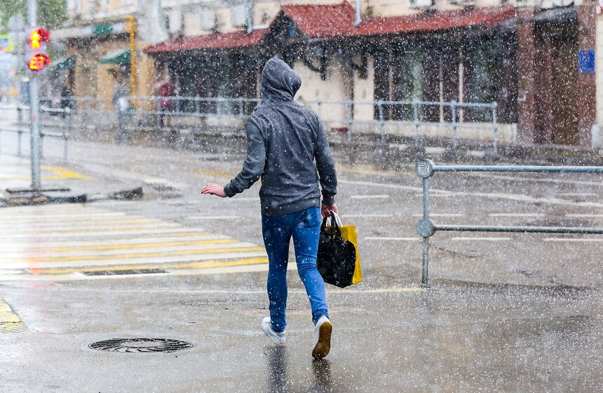 Летний снег прошел в Москве 3 фото