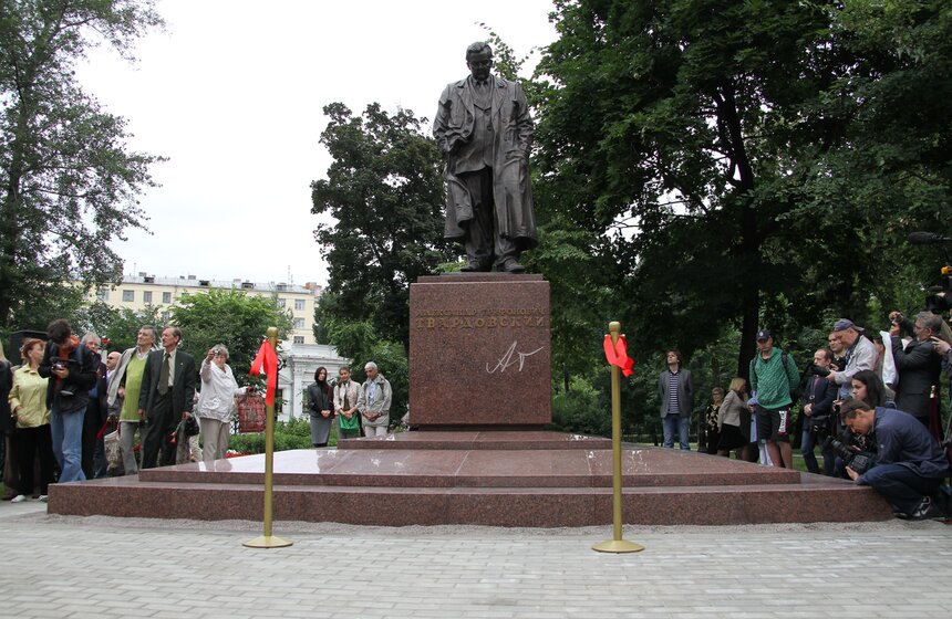 В столице открылся памятник поэту Александру Твардовскому 3 фото