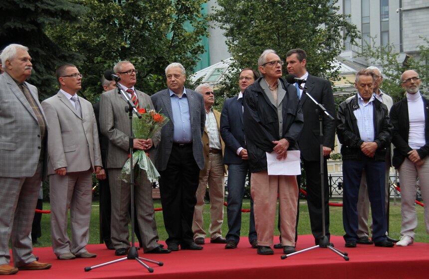 В столице открылся памятник поэту Александру Твардовскому 4 фото