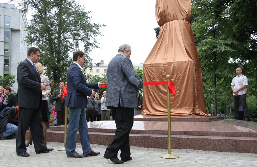 В столице открылся памятник поэту Александру Твардовскому 1 фото