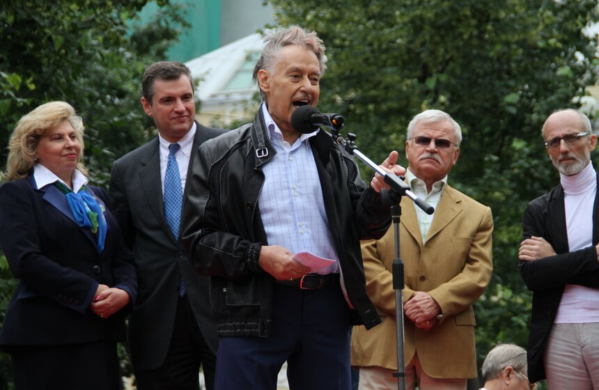 В столице открылся памятник поэту Александру Твардовскому 6 фото