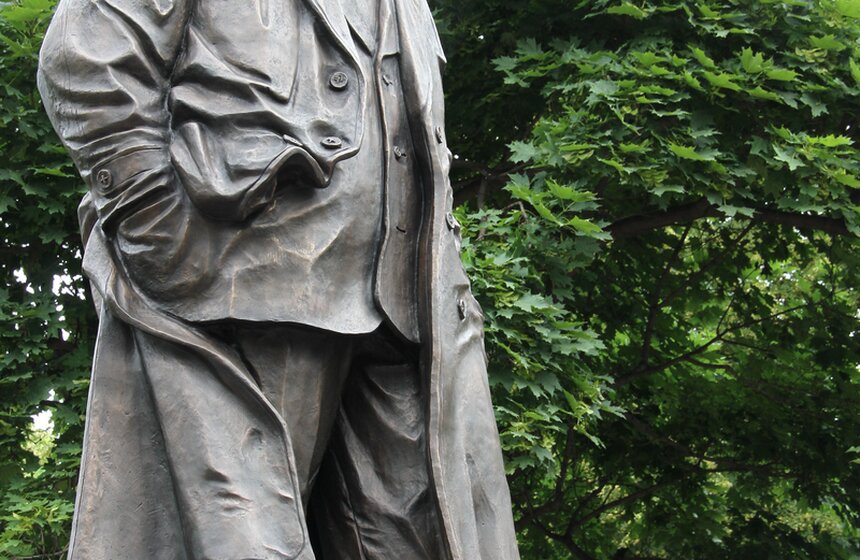 В столице открылся памятник поэту Александру Твардовскому 12 фото