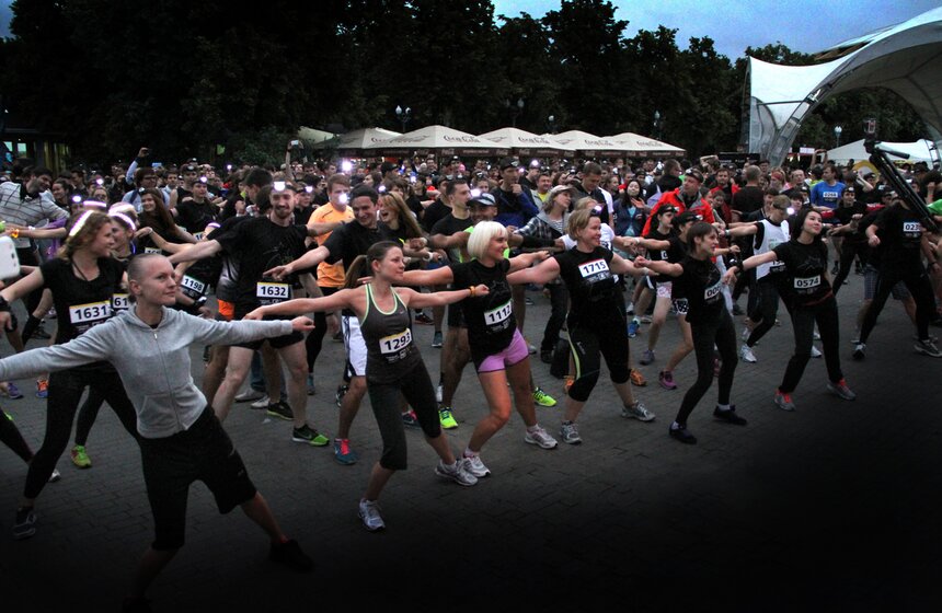 На Лужнецкой набережной состоялся 10-километровый ночной забег 4 фото