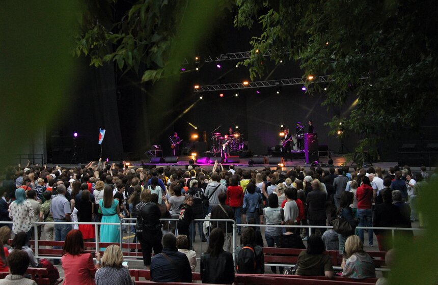 В Зеленом театре парка Горького выступила "Сурганова и Оркестр" 5 фото