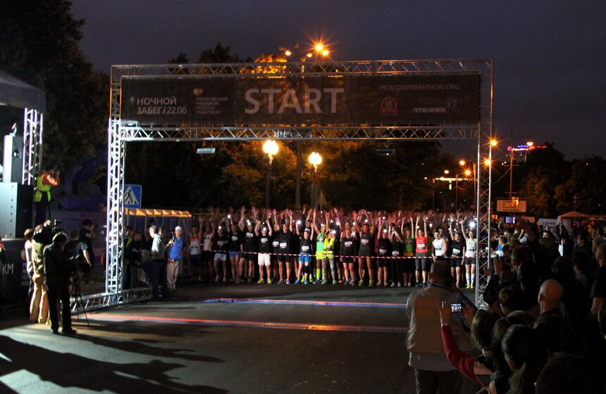На Лужнецкой набережной состоялся 10-километровый ночной забег 7 фото