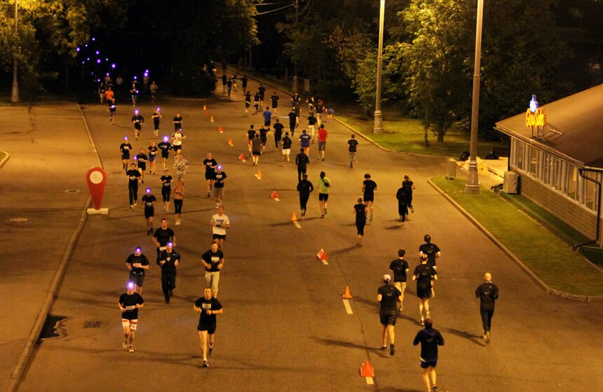 На Лужнецкой набережной состоялся 10-километровый ночной забег 13 фото