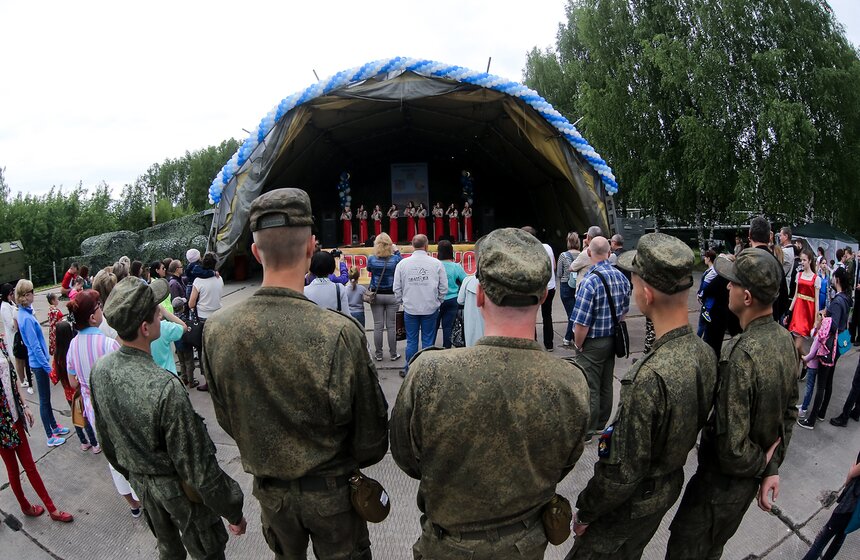 Пилотажная группа "Беркуты" показала авиашоу в честь 25-летия 25 фото