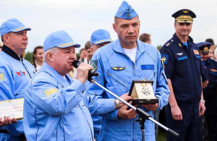 Пилотажная группа "Беркуты" показала авиашоу в честь 25-летия 18 фото