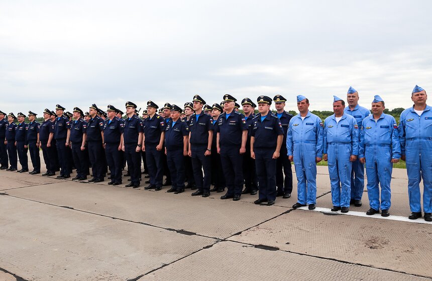 Пилотажная группа "Беркуты" показала авиашоу в честь 25-летия 16 фото