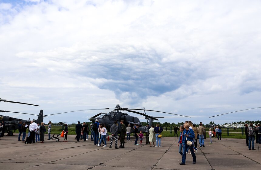 Пилотажная группа "Беркуты" показала авиашоу в честь 25-летия 19 фото