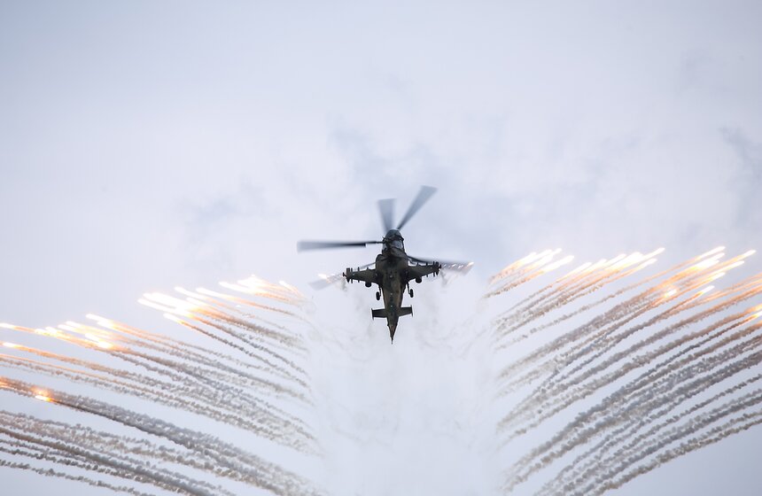 Пилотажная группа "Беркуты" показала авиашоу в честь 25-летия 35 фото