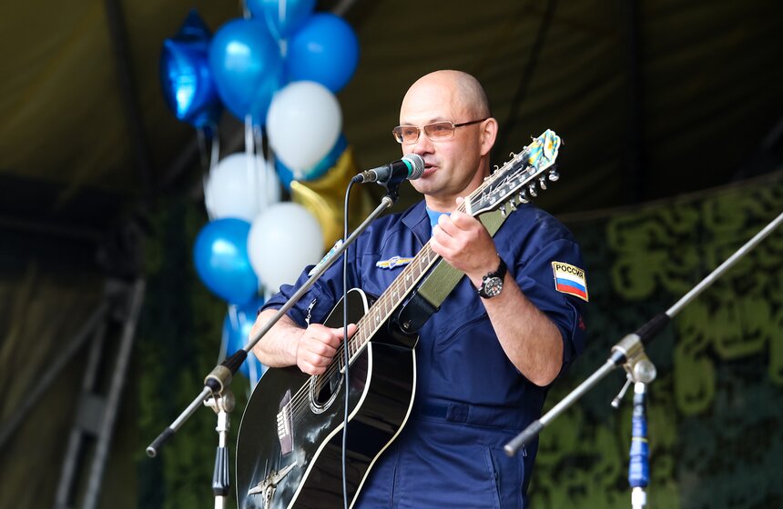 Пилотажная группа "Беркуты" показала авиашоу в честь 25-летия 27 фото