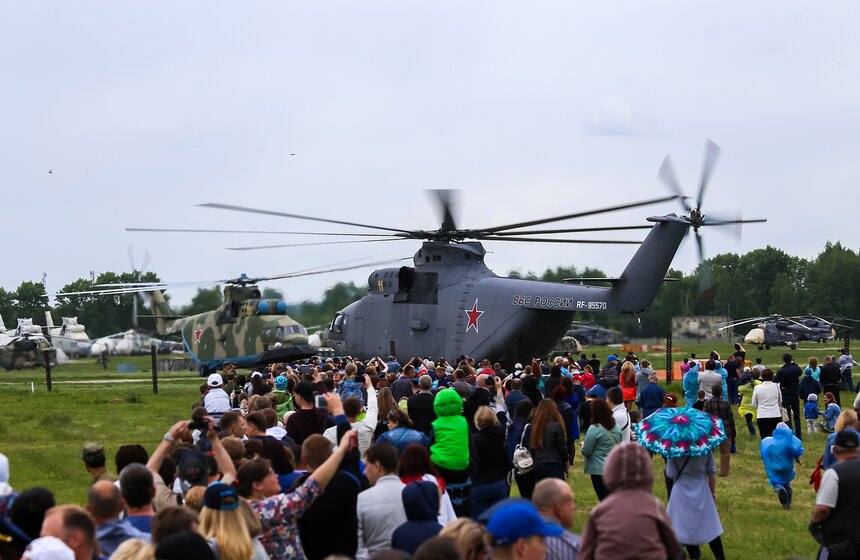 Пилотажная группа "Беркуты" показала авиашоу в честь 25-летия 29 фото