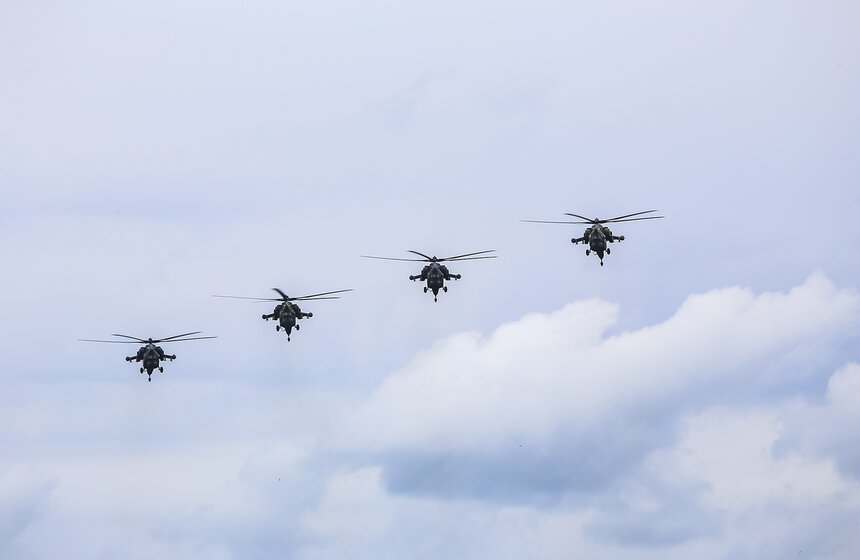 Пилотажная группа "Беркуты" показала авиашоу в честь 25-летия 32 фото