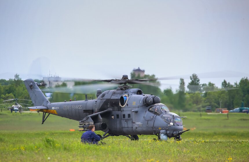 Пилотажная группа "Беркуты" показала авиашоу в честь 25-летия 31 фото