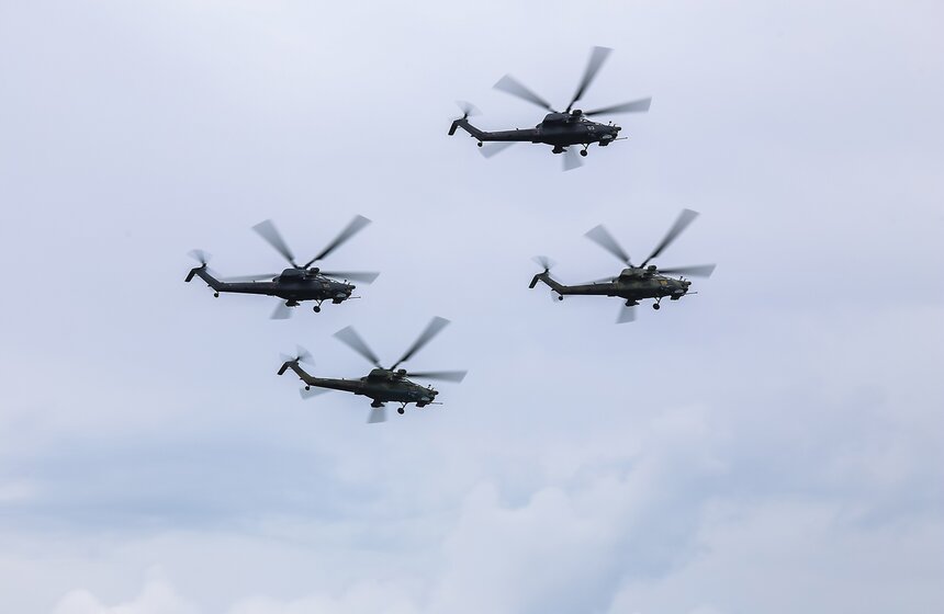 Пилотажная группа "Беркуты" показала авиашоу в честь 25-летия 33 фото