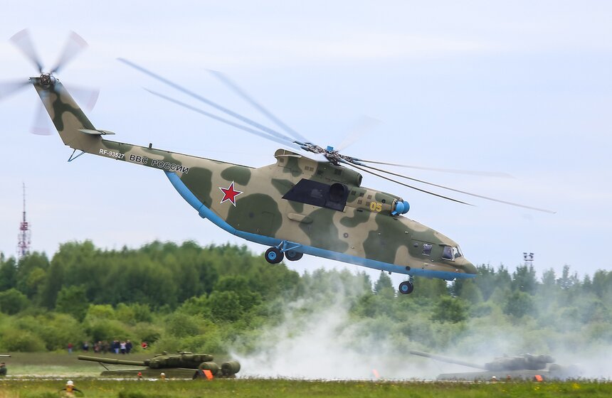 Пилотажная группа "Беркуты" показала авиашоу в честь 25-летия 5 фото