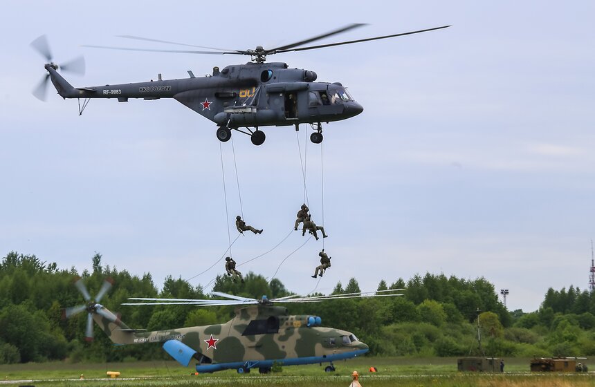 Пилотажная группа "Беркуты" показала авиашоу в честь 25-летия 4 фото