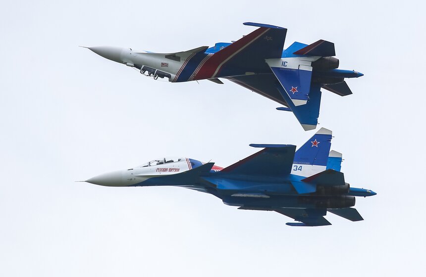 Пилотажная группа "Беркуты" показала авиашоу в честь 25-летия 2 фото