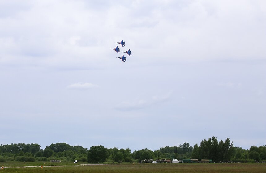 Пилотажная группа "Беркуты" показала авиашоу в честь 25-летия 1 фото