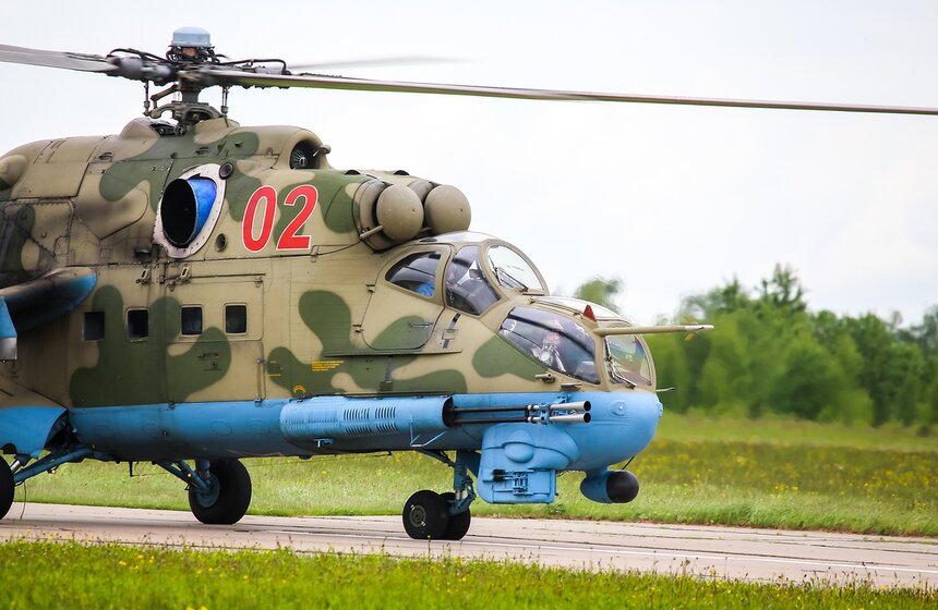 Пилотажная группа "Беркуты" показала авиашоу в честь 25-летия 15 фото