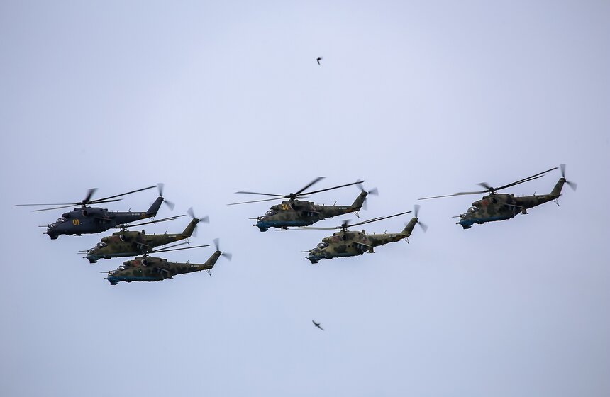 Пилотажная группа "Беркуты" показала авиашоу в честь 25-летия 14 фото