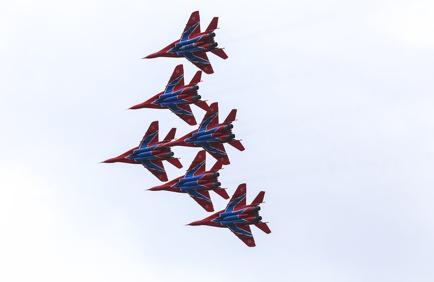 Пилотажная группа "Беркуты" показала авиашоу в честь 25-летия 8 фото