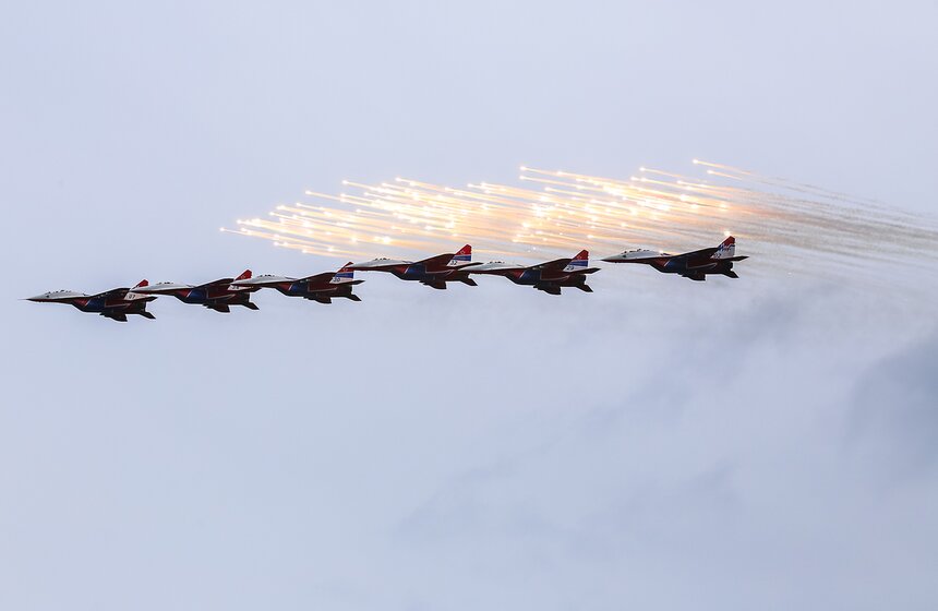 Пилотажная группа "Беркуты" показала авиашоу в честь 25-летия 6 фото