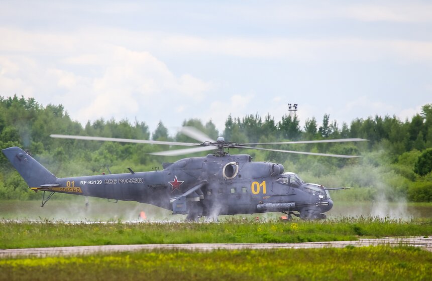 Пилотажная группа "Беркуты" показала авиашоу в честь 25-летия 9 фото