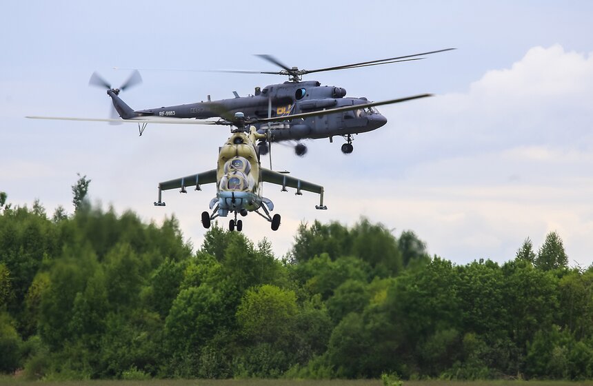 Пилотажная группа "Беркуты" показала авиашоу в честь 25-летия 10 фото