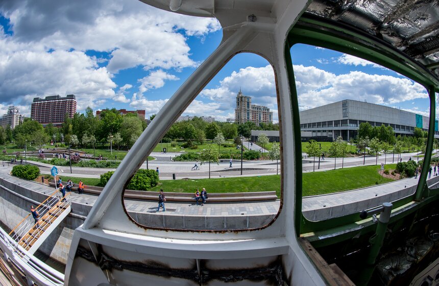 Теплоход "Валерий Брюсов" убрали с Крымской набережной 9 фото