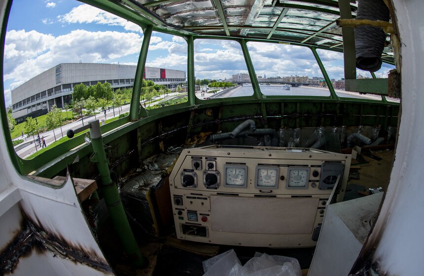 Теплоход "Валерий Брюсов" убрали с Крымской набережной 8 фото