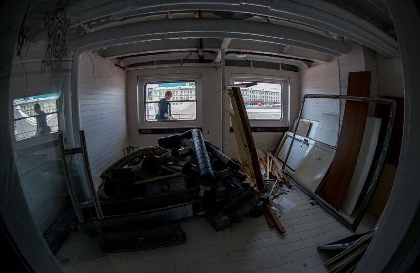 Теплоход "Валерий Брюсов" убрали с Крымской набережной 13 фото