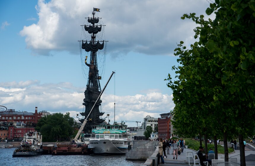 Теплоход "Валерий Брюсов" убрали с Крымской набережной 15 фото