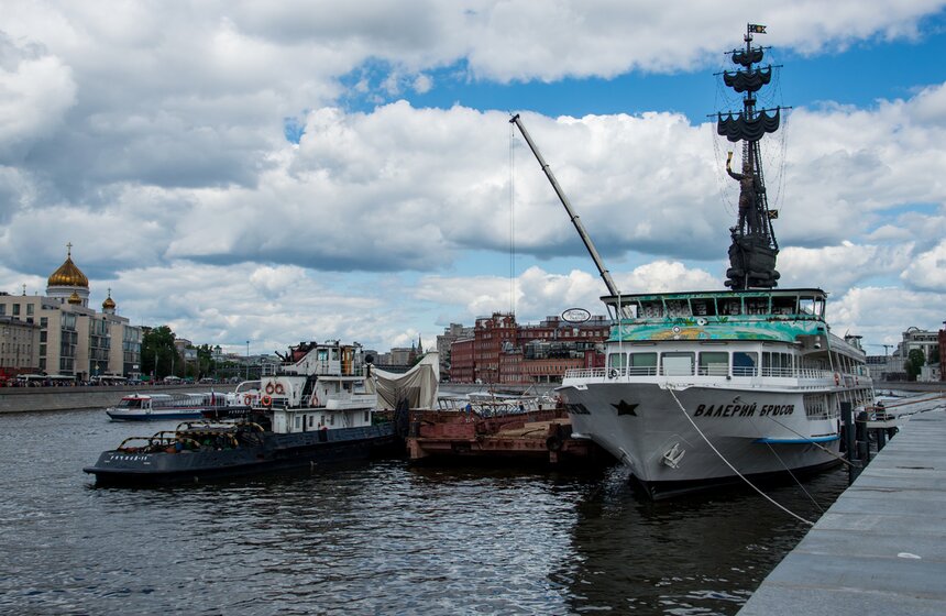 Теплоход "Валерий Брюсов" убрали с Крымской набережной 7 фото