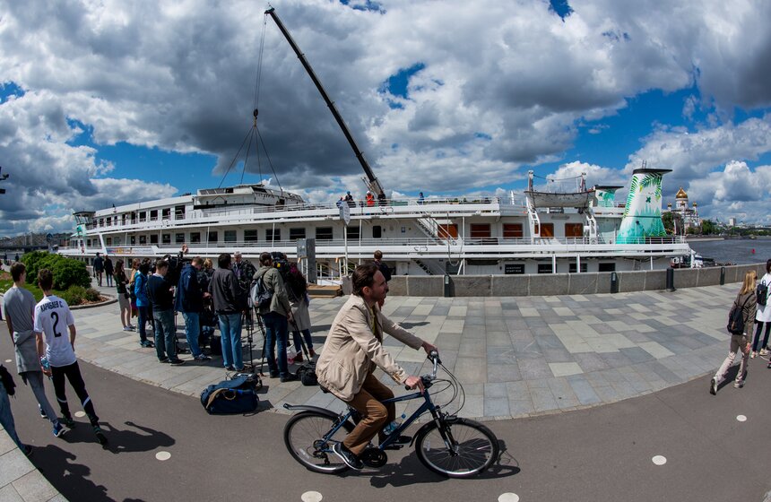 Теплоход "Валерий Брюсов" убрали с Крымской набережной 6 фото