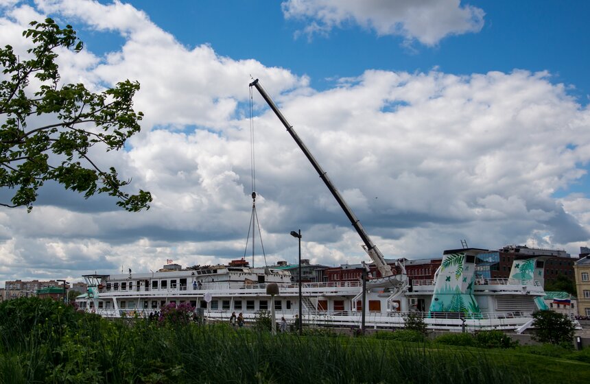 Теплоход "Валерий Брюсов" убрали с Крымской набережной 1 фото