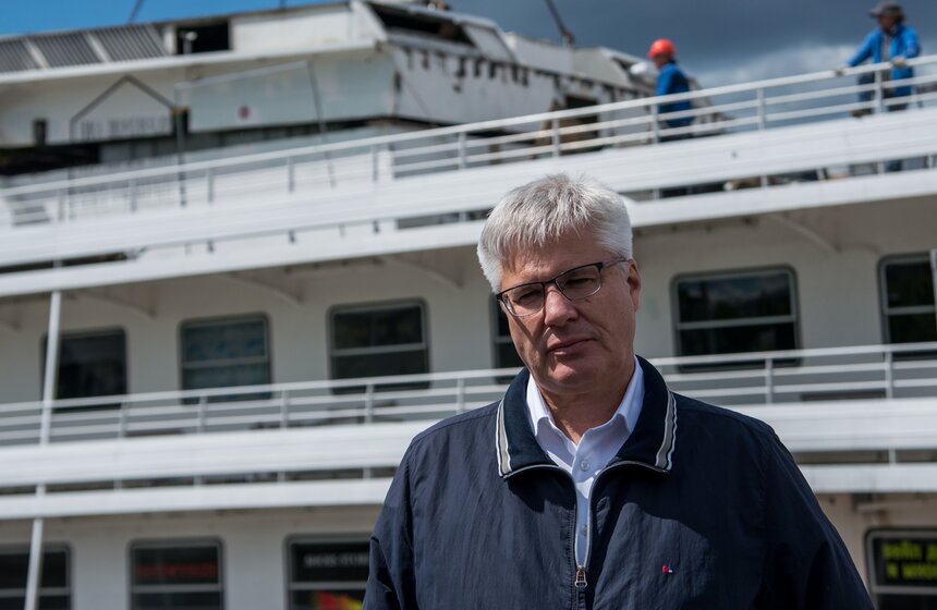 Теплоход "Валерий Брюсов" убрали с Крымской набережной 5 фото