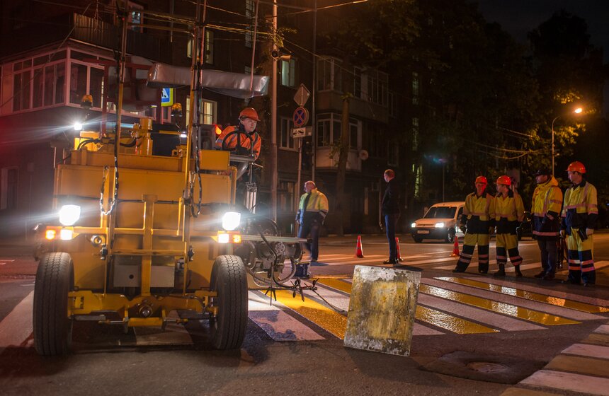 Как рисуют диагональные "зебры" в Москве. Фото 12 фото