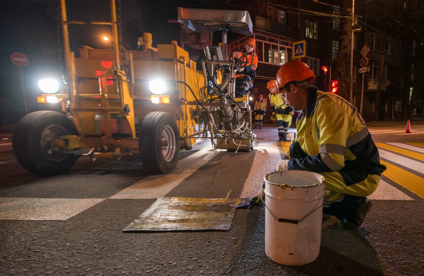 Как рисуют диагональные "зебры" в Москве. Фото 16 фото