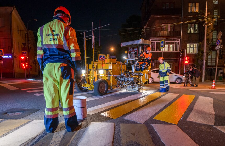 Как рисуют диагональные "зебры" в Москве. Фото 9 фото